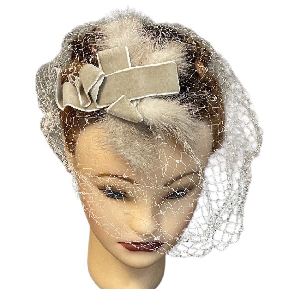 Vintage Women’s Beige Mesh Veil Hat Bow 1950s 1960s